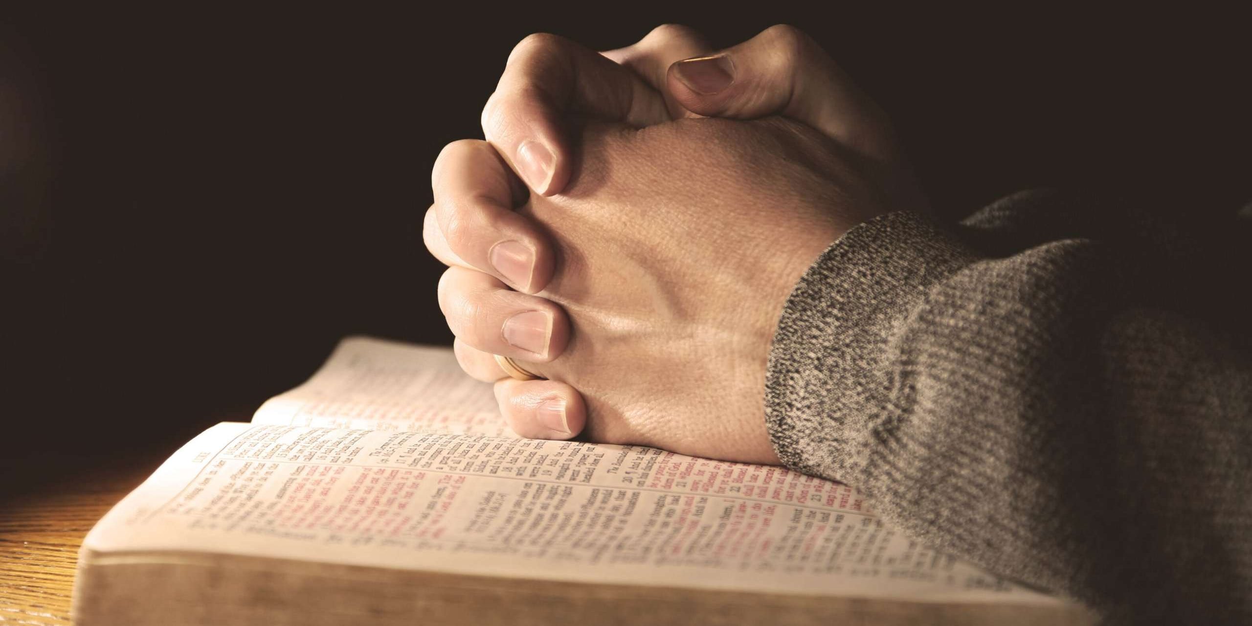Читать для успокоения души. Молитва Библия. Человек молится. Человек молится с Библией. Евангелие в руке фото.