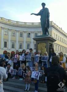 В Одесі провели Мовчазний марш проти насильства над дітьми.
