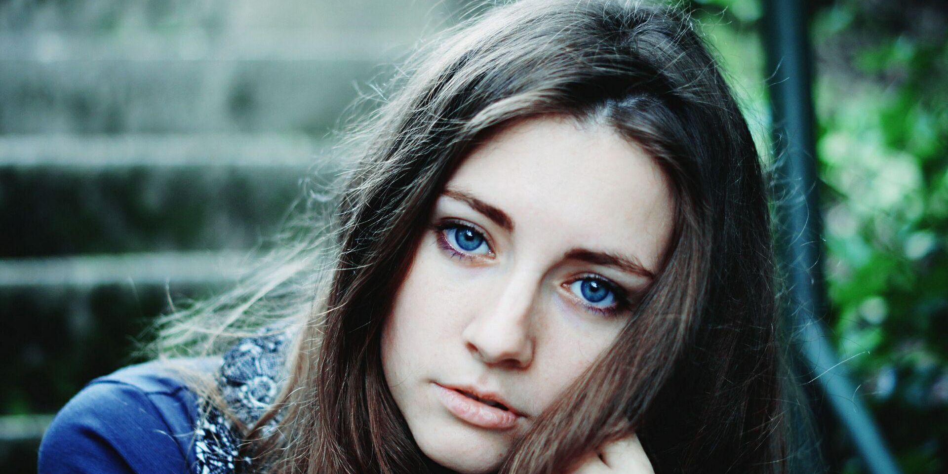 Девушка с голубыми глазами и черными волосами. Девушка с синими глазами. Красивые голубоглазые девушки. Натуральные девушки. Девушка с темно синими глазами.