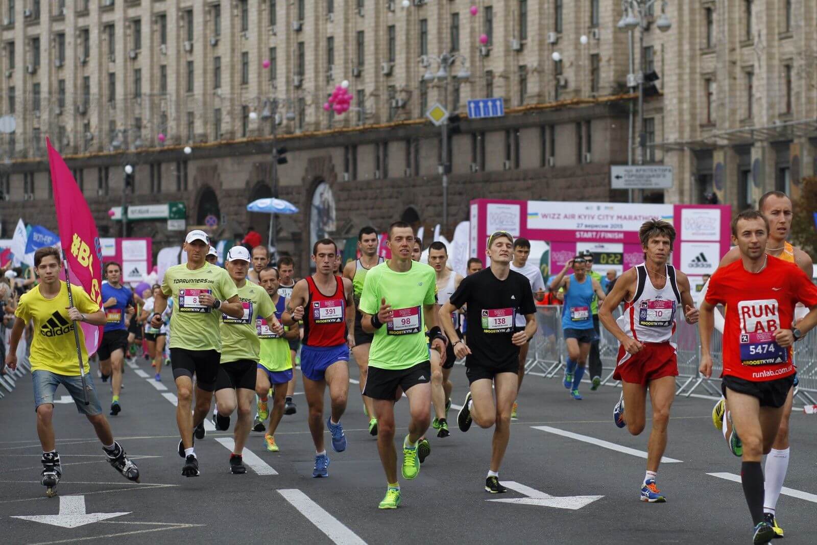 Проведение забега. Забег. Телеведущие Украины на марафоне. Марафон 54 года. Марафон валют.
