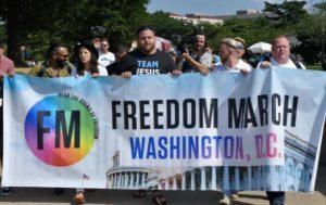 200 колишніх гомосексуалістів, лесбійок та трансгендерів продемонстрували свободу, яку вони знайшли у слідуванні за Ісусом