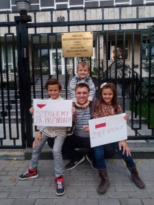Українці солідарні з Польщею у справі захисту ненароджених. Унікальні фото з-під посольства
