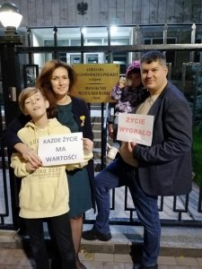 Українці солідарні з Польщею у справі захисту ненароджених. Унікальні фото з-під посольства