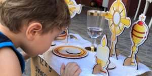 Чотирьохрічний хлопчик грає в месу і вражає батьків своїми мріями